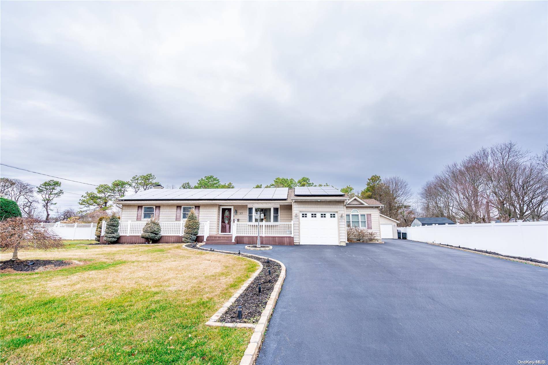 Oakdale, NY 11769,37 Ivy Hill RD
