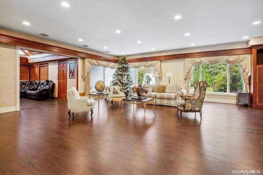 Hewlett Harbor, NY 11557,290 Heather LN