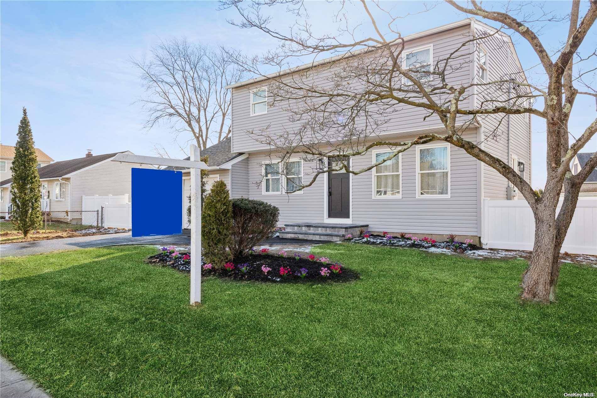 West Islip, NY 11795,10 Roderick RD