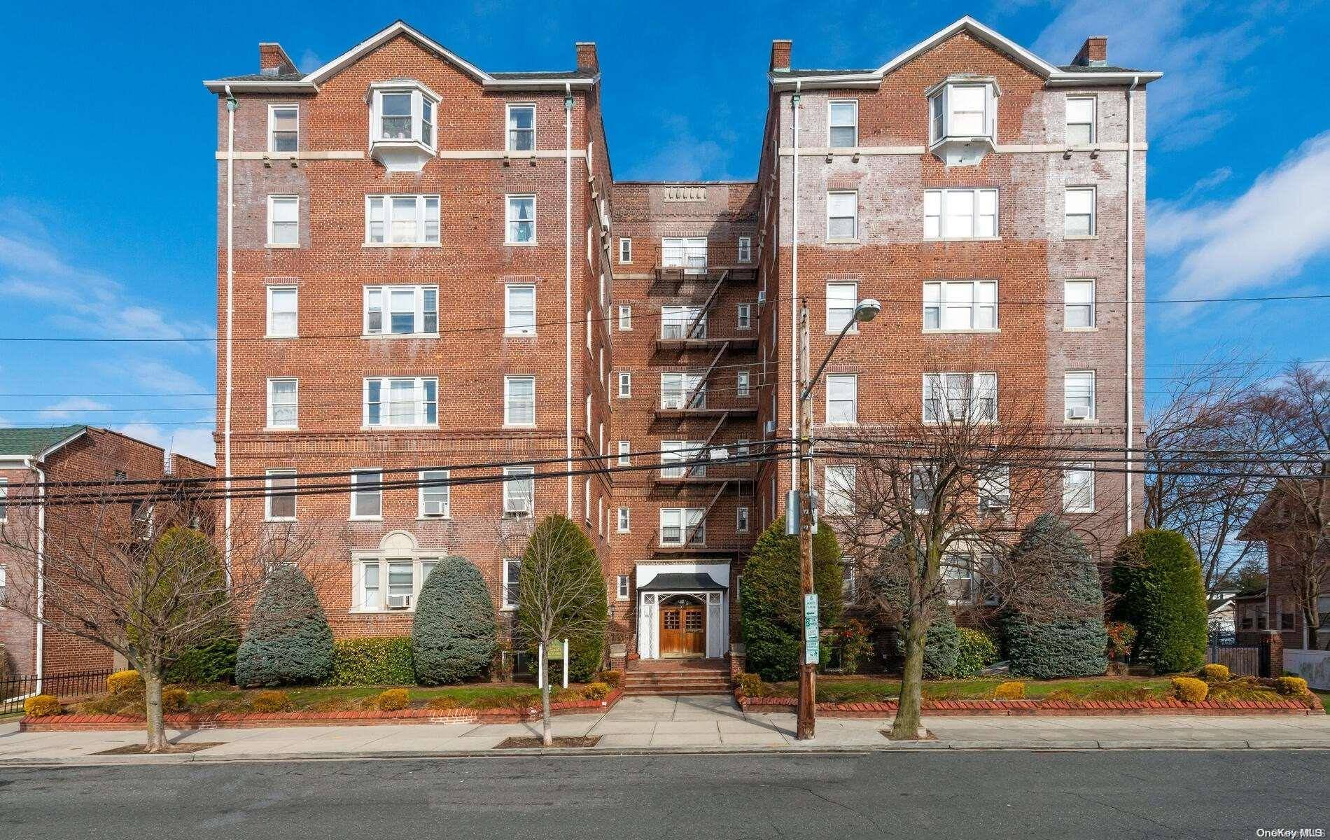 Rockville Centre, NY 11570,55 Grand AVE #4A