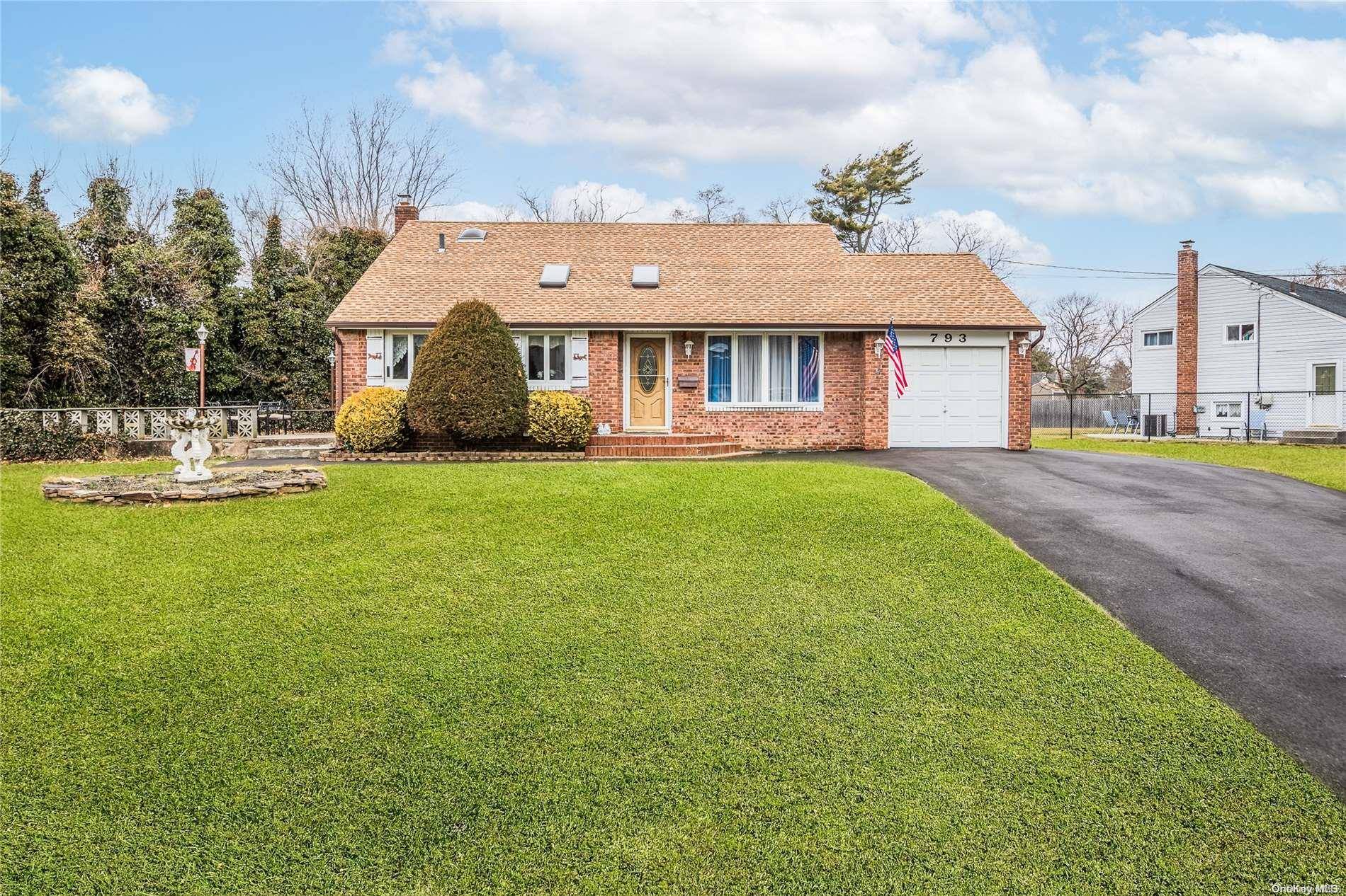 West Islip, NY 11795,793 Pine AVE