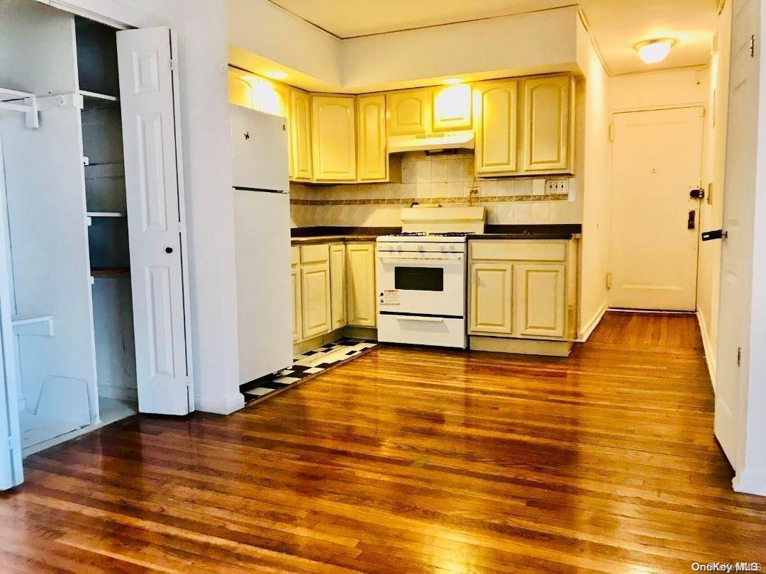 Elmhurst, NY 11373,44-25 Macnish ST #4F