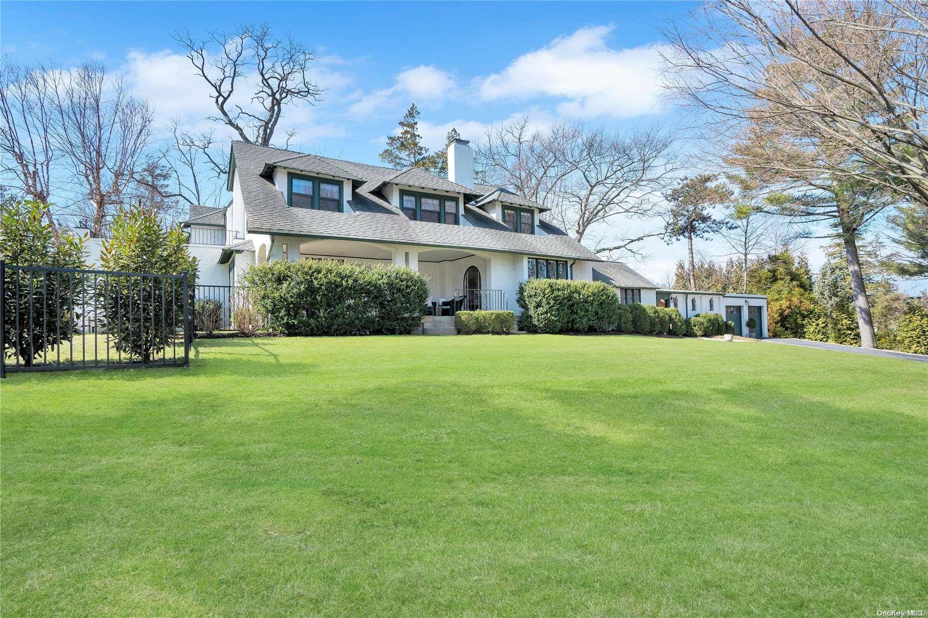 Manhasset, NY 11030,24 Valley RD