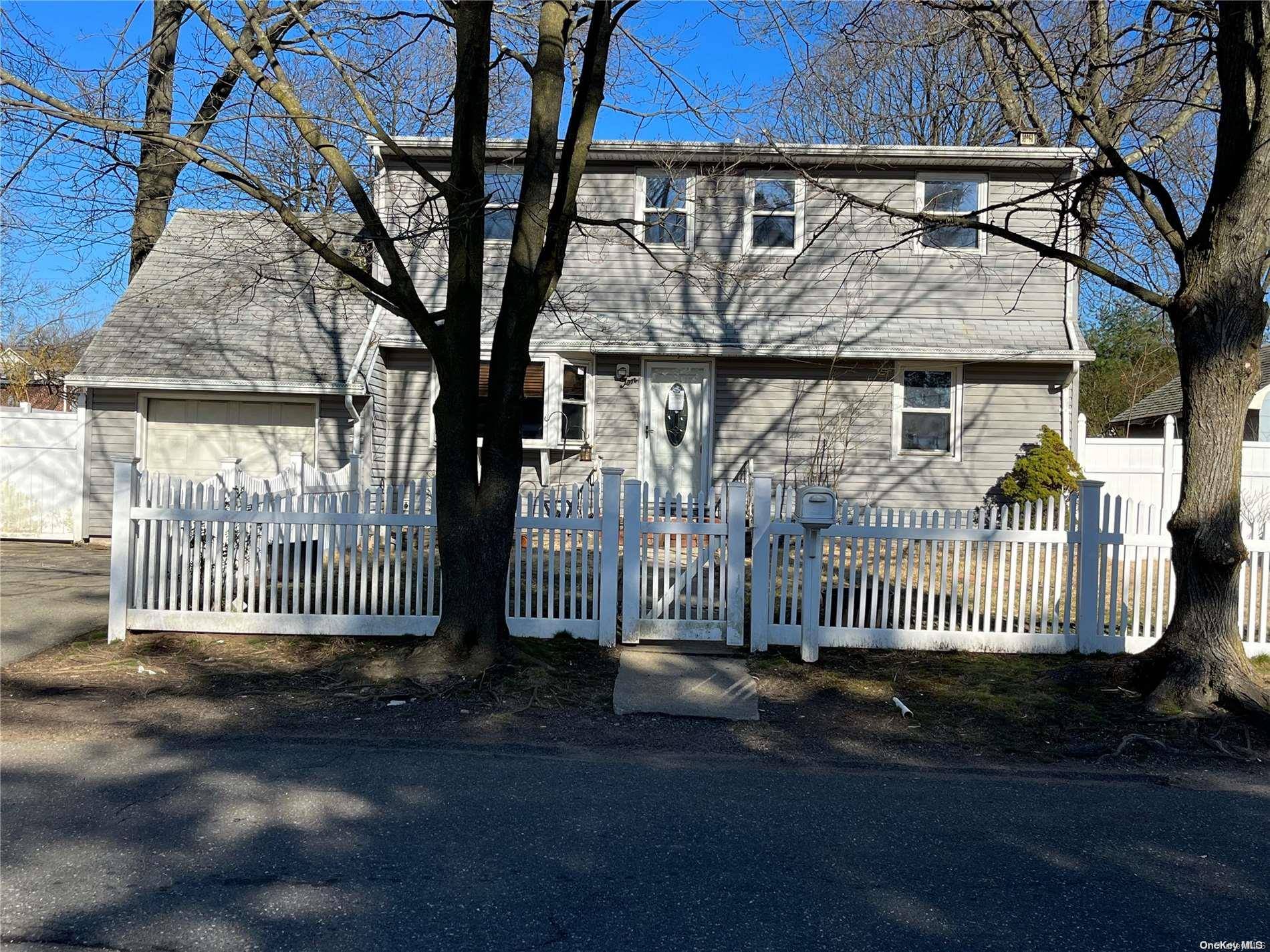 Huntington Station, NY 11746,10 Field PL