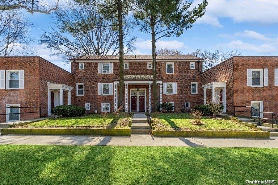 Briarwood, NY 11435,144-34 Village Road #68D