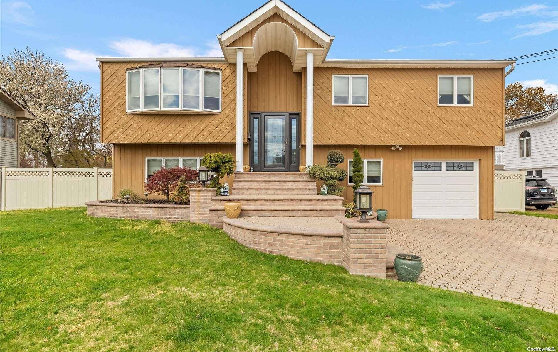 West Islip, NY 11795,810 Higbie LN