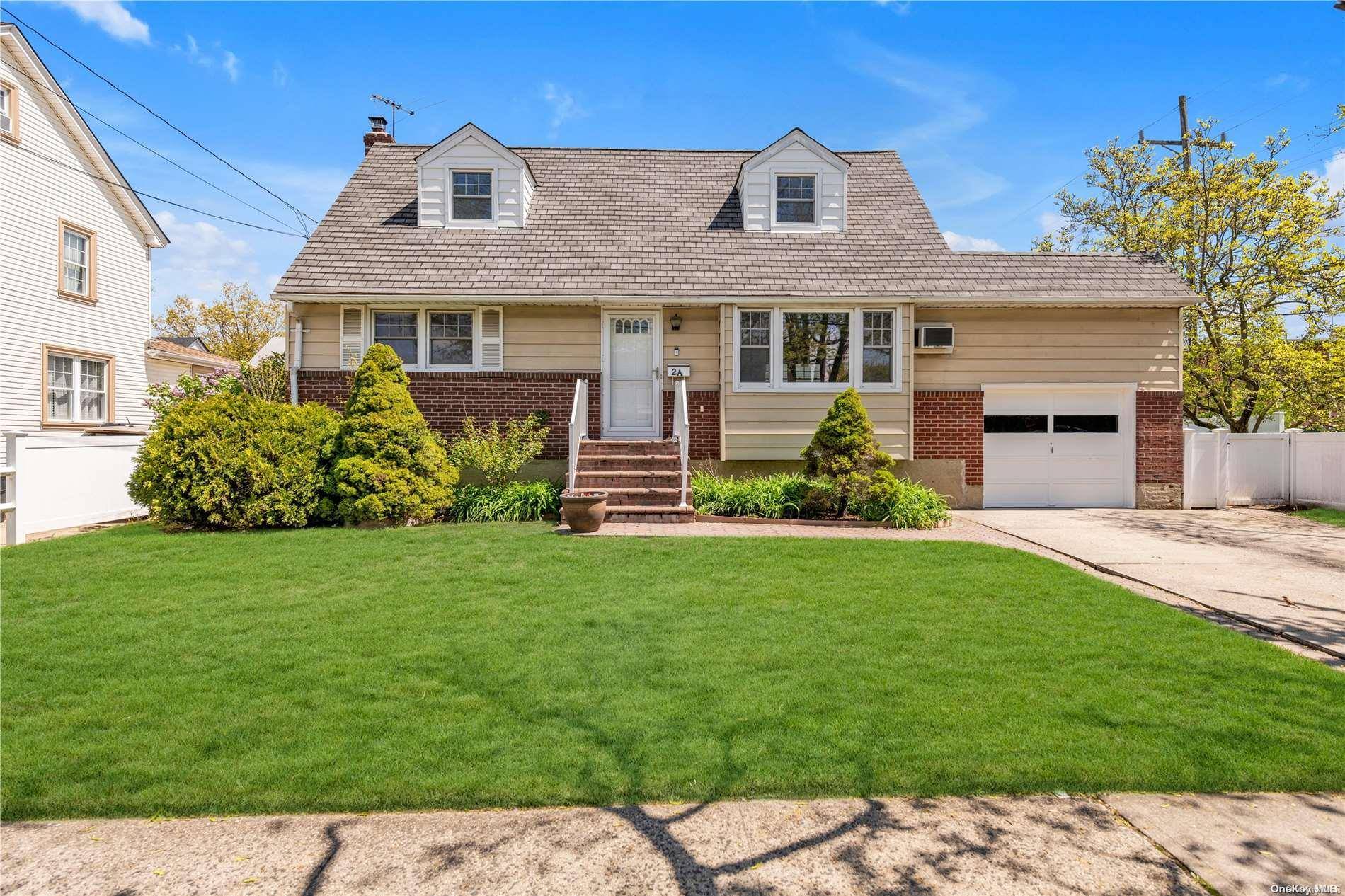 Lynbrook, NY 11563,2 A Farnum ST #A