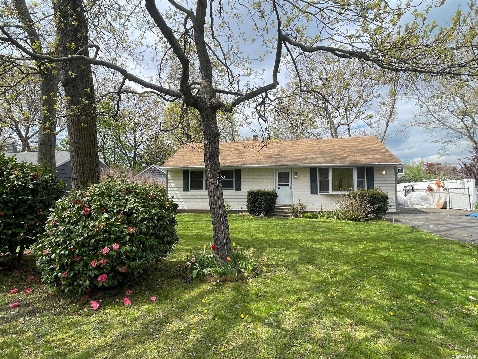 East Islip, NY 11730,38 Pequot LN