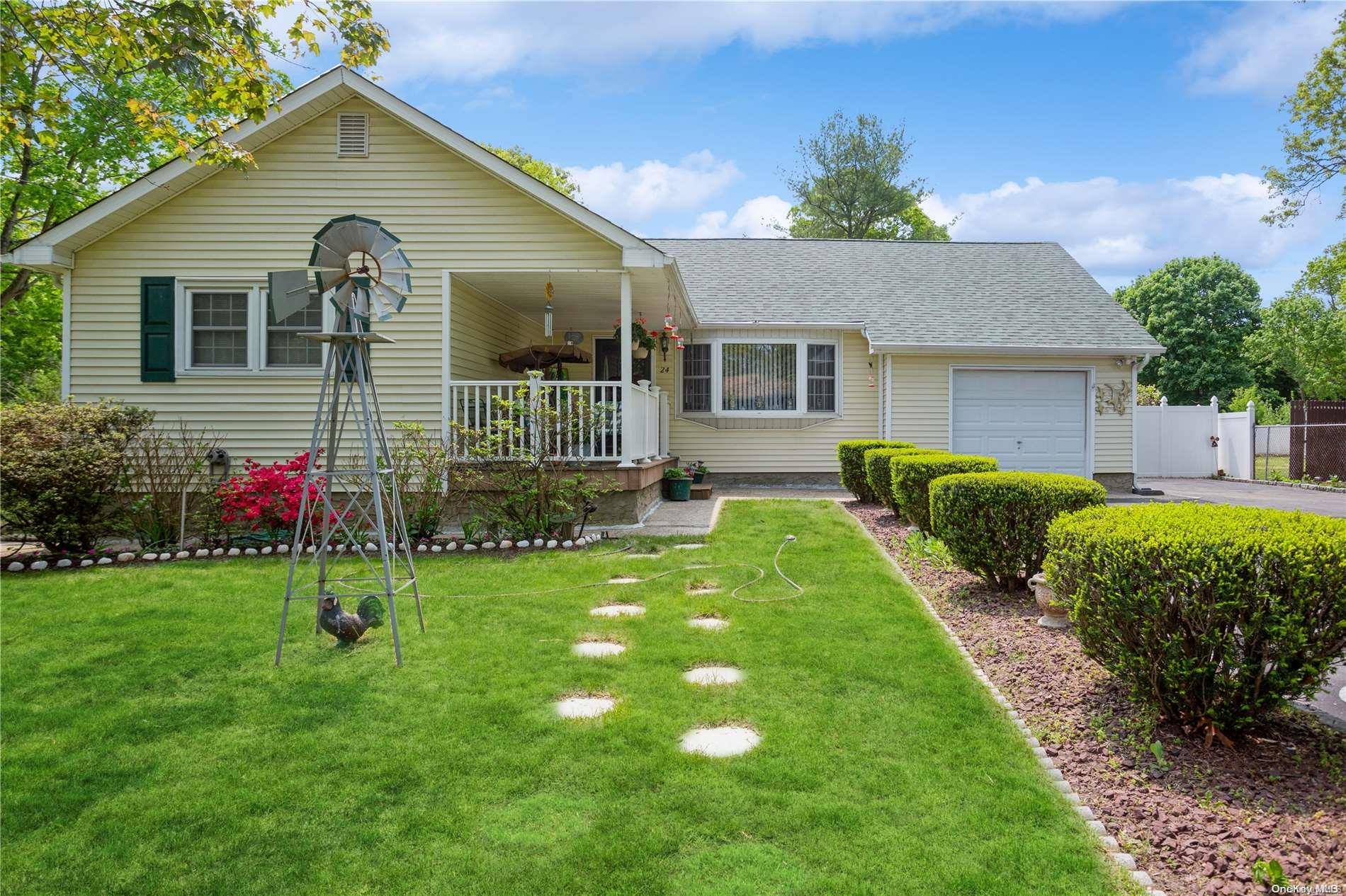 Shirley, NY 11967,24 Laurel LN