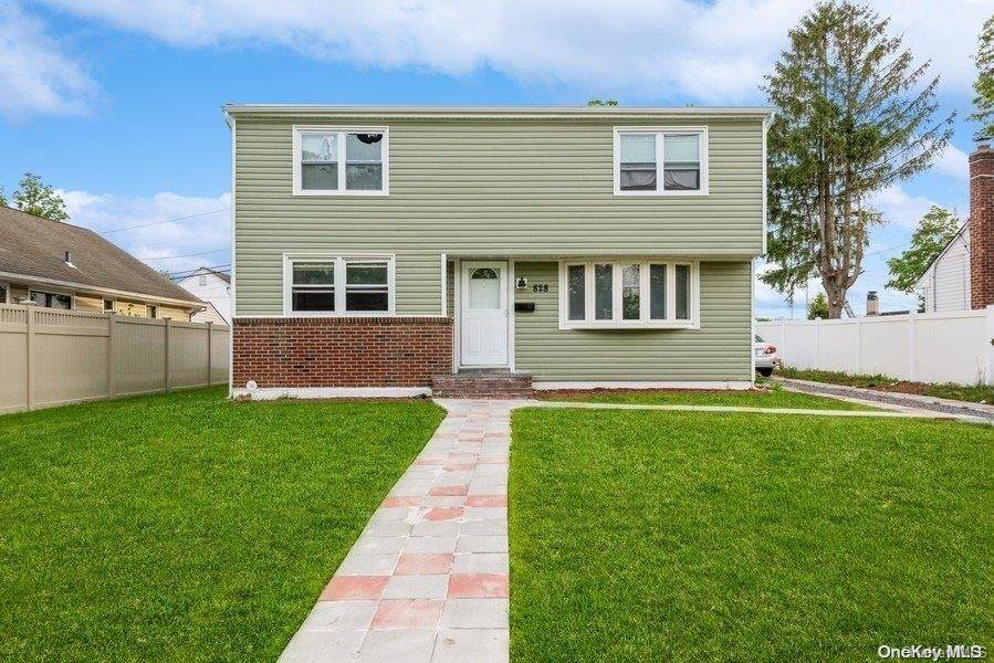 Wantagh, NY 11793,828 Bruce DR
