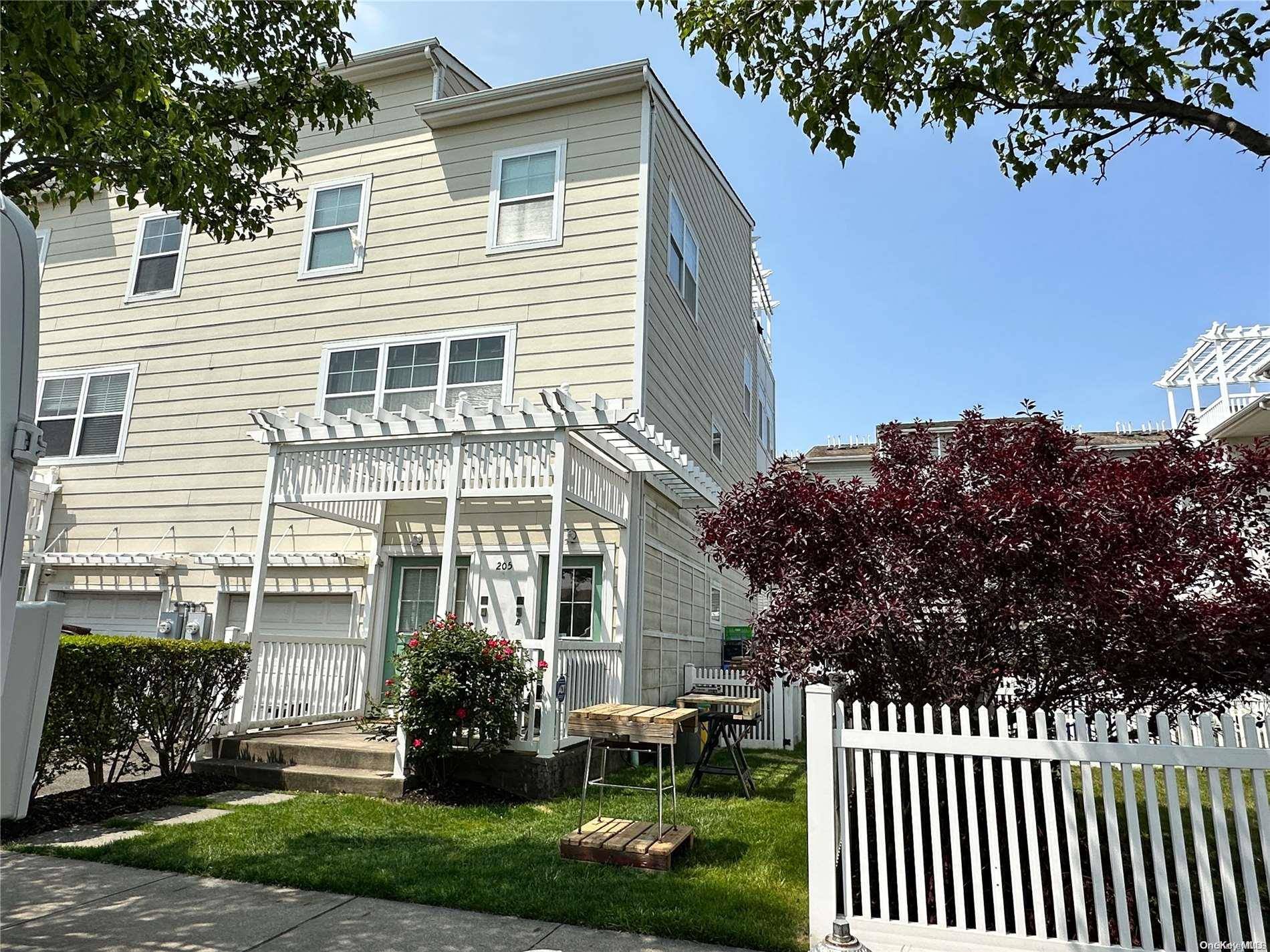 Arverne, NY 11692,205 Aquatic PL