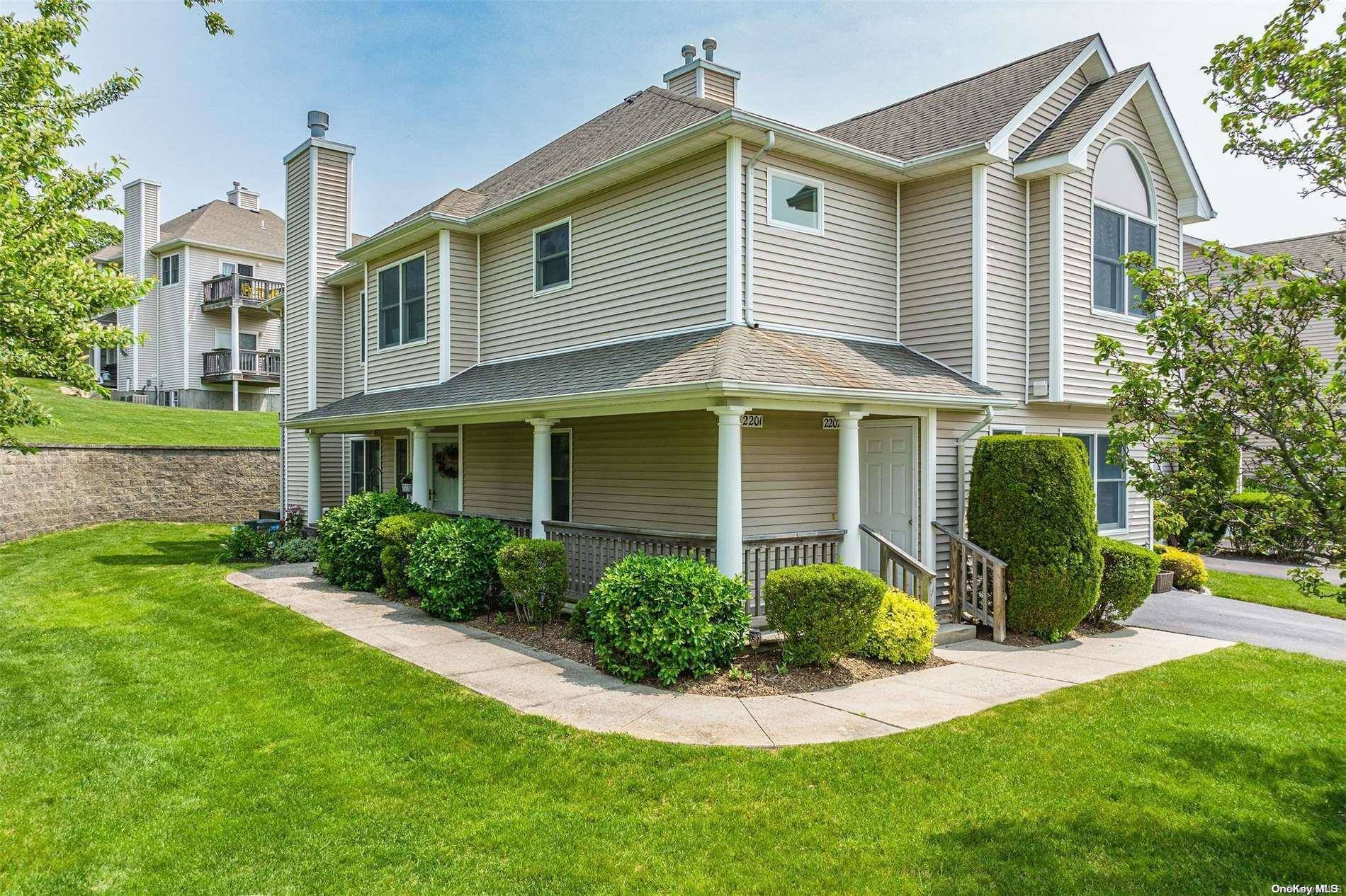 Riverhead, NY 11901,2201 Cedar PATH #2201