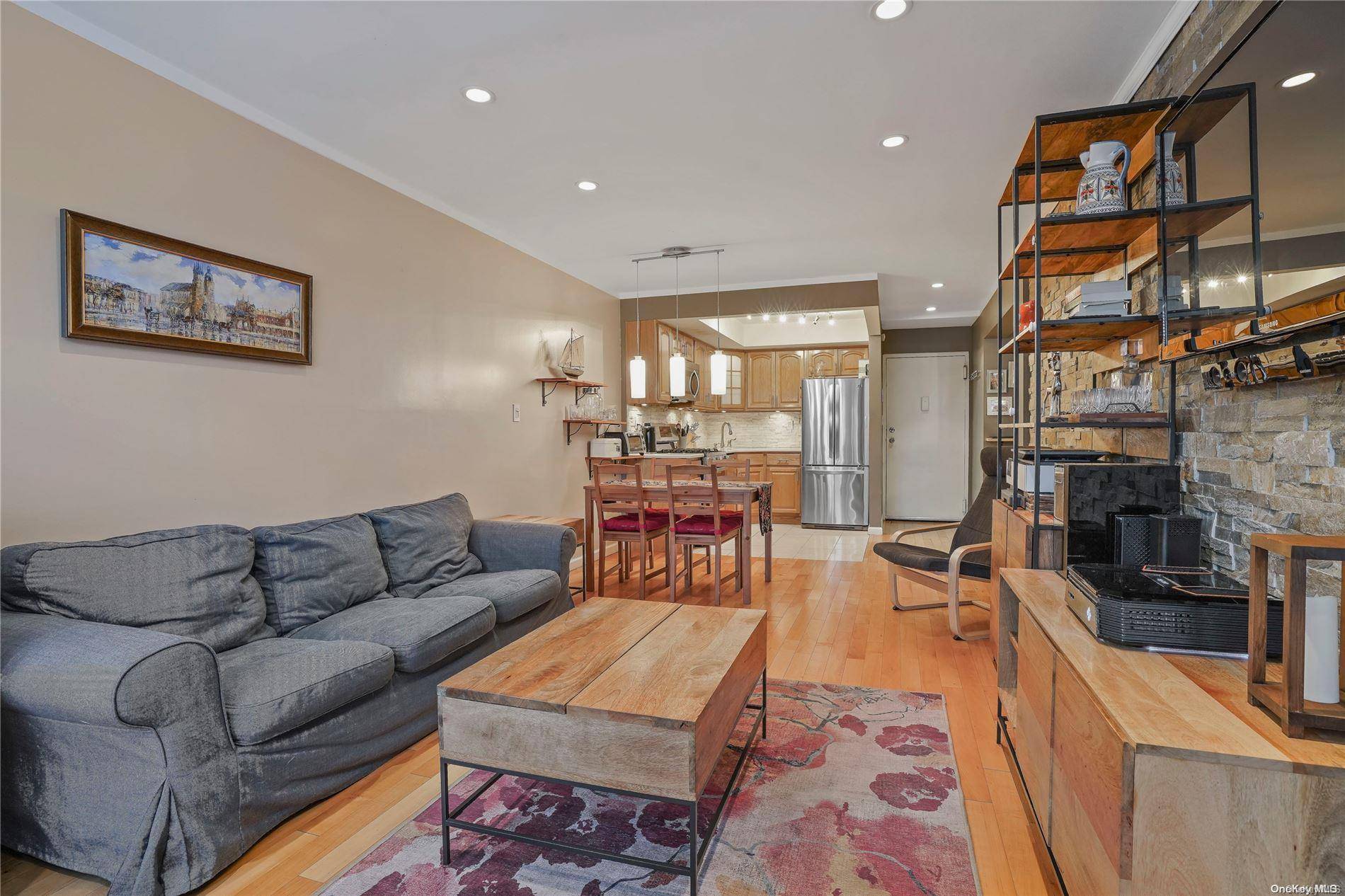 Howard Beach, NY 11414,153-27 78th ST #A