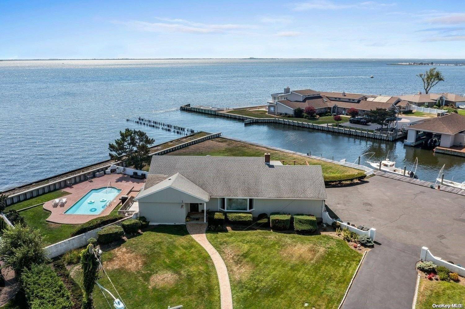 West Islip, NY 11795,72 Tahlulah LN