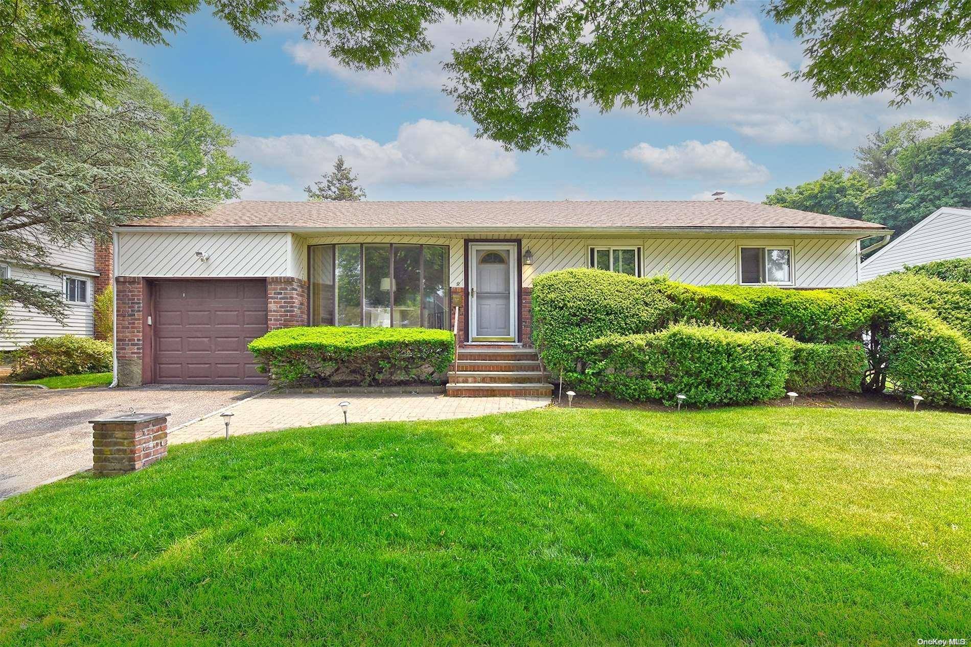 Old Bethpage, NY 11804,8 Sarah DR