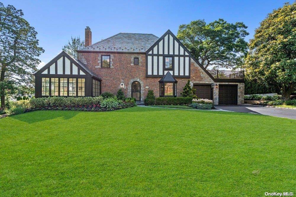 Manhasset, NY 11030,221 Dover RD