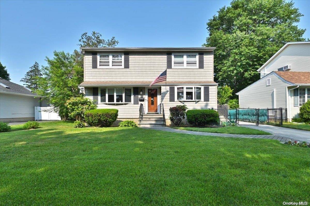 Wantagh, NY 11793,876 Mayer DR