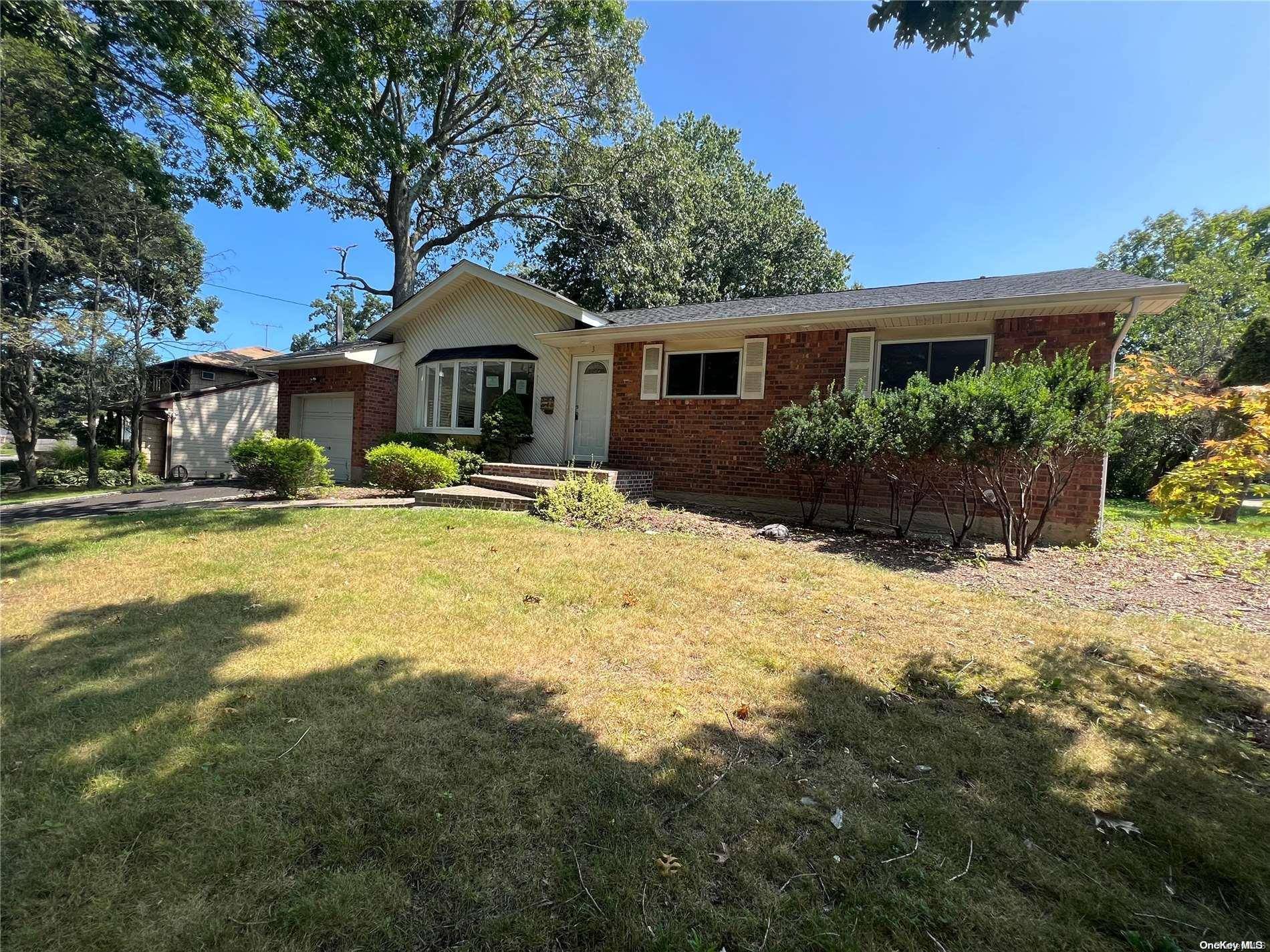 Old Bethpage, NY 11804,3 Point Of Woods RD