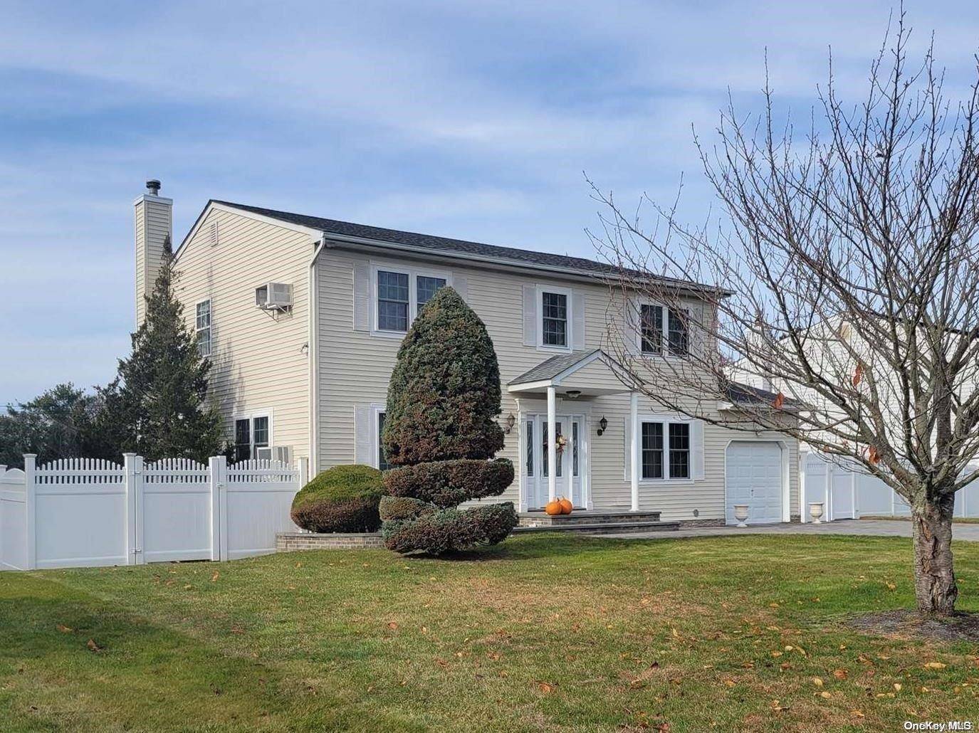 Bellport, NY 11713,29 Sunbonnet LN