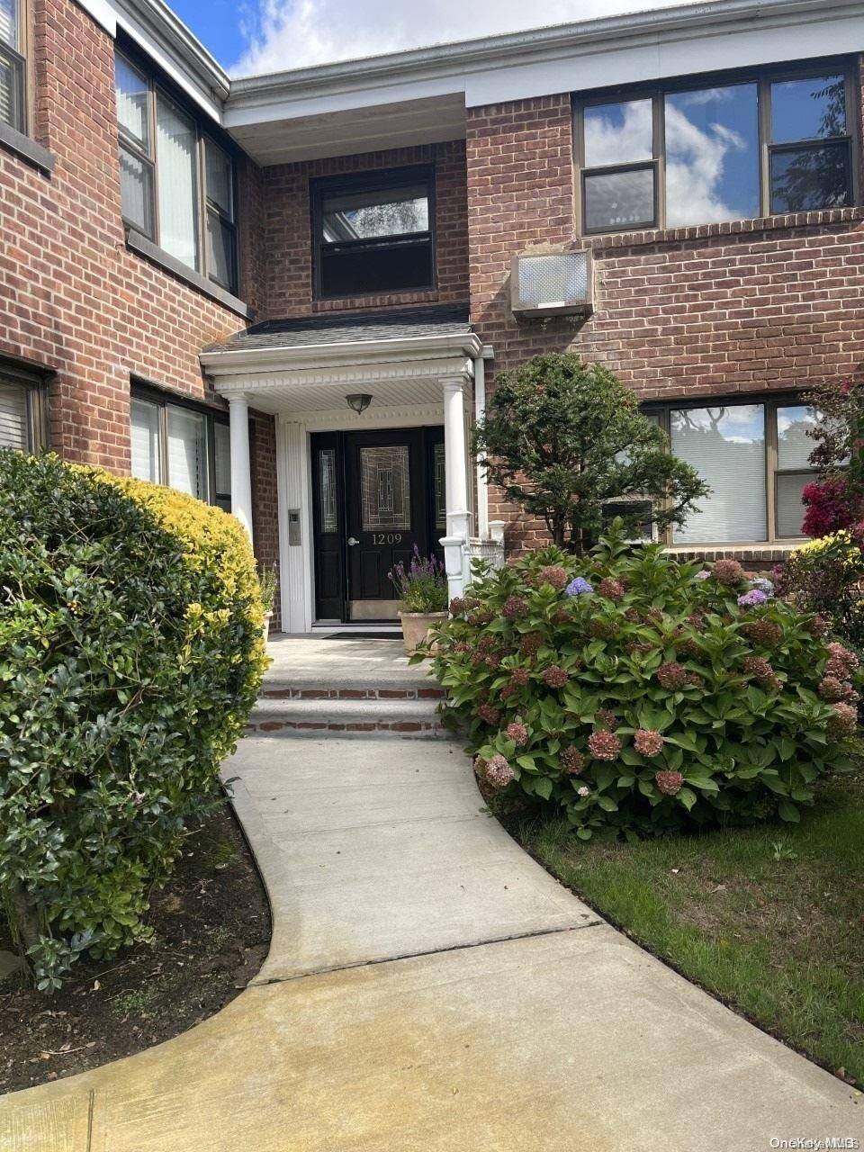 Hewlett, NY 11557,1209 E Broadway #D22