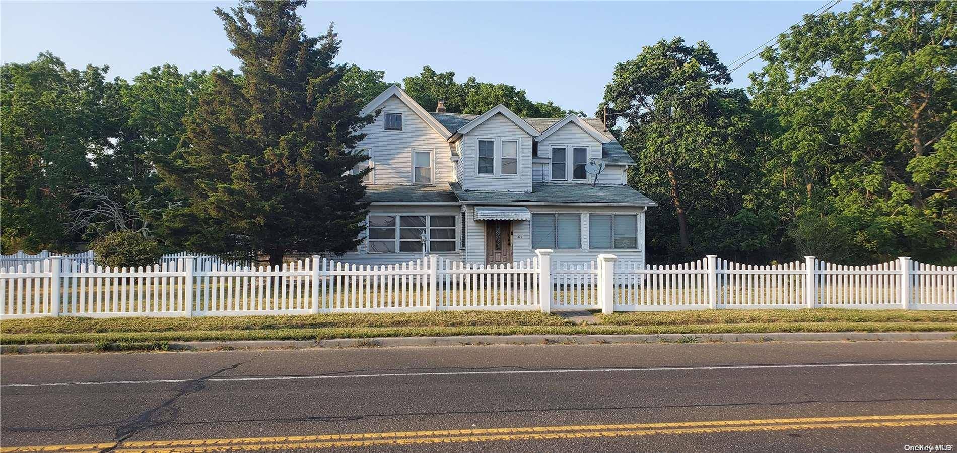 East Patchogue, NY 11772,673 S Country RD