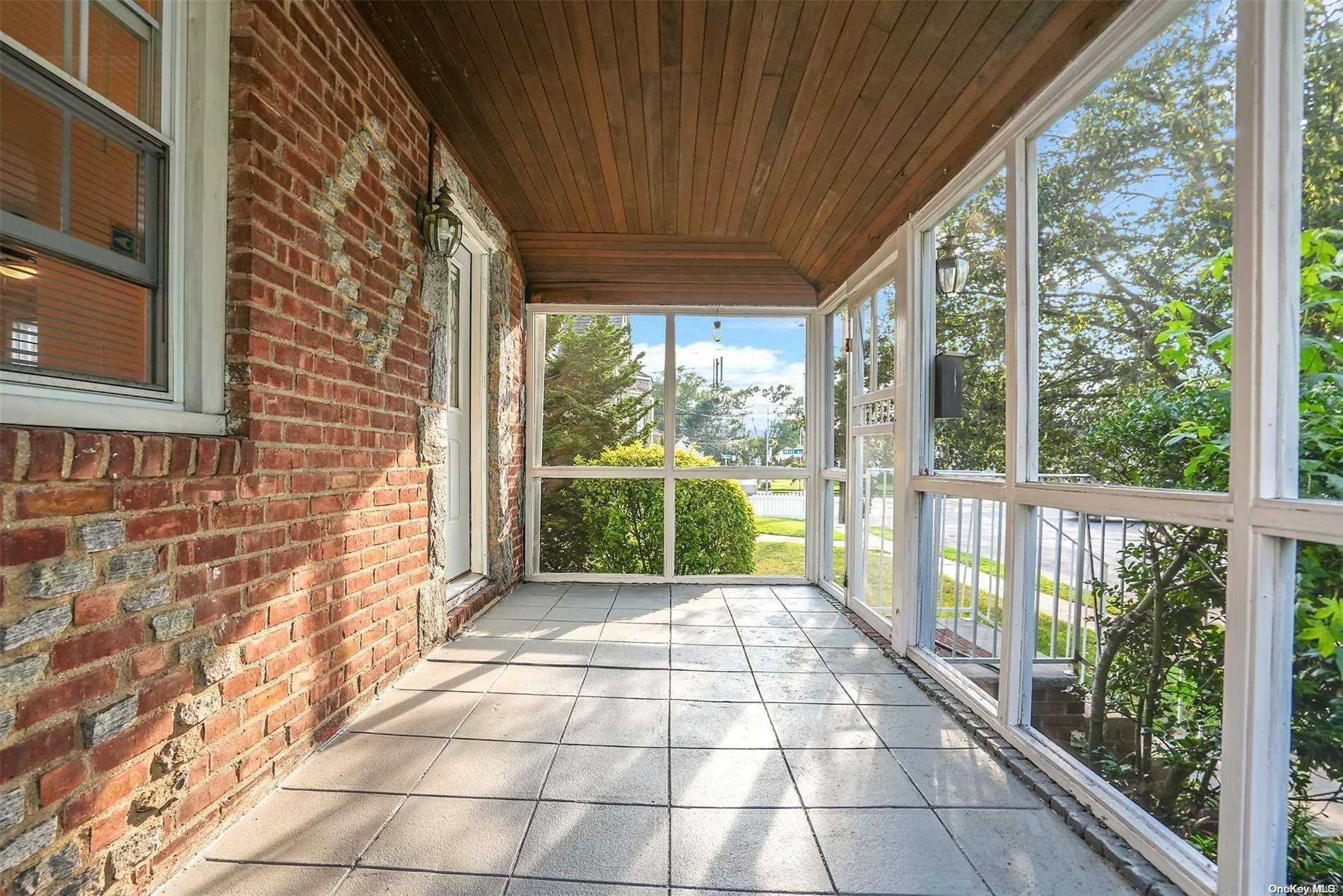 Valley Stream, NY 11581,36 Greenwood Pl