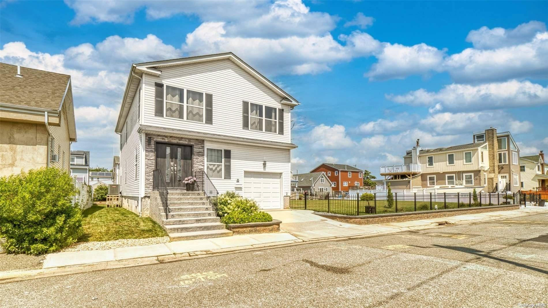 Lindenhurst, NY 11757,913 Arctic ST