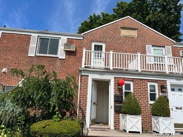 Glen Oaks, NY 11004,75-41 260 Street #Upper