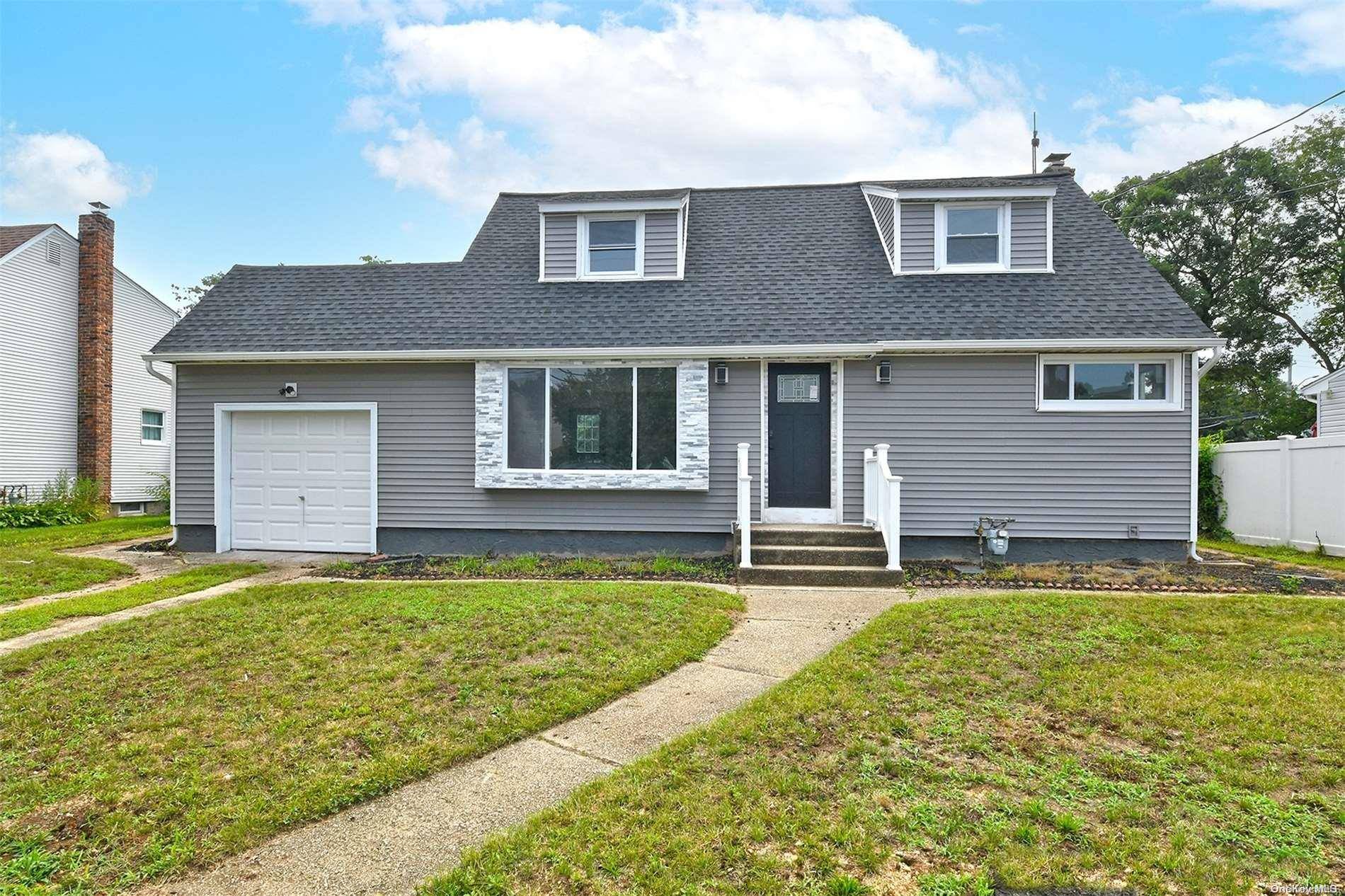 Massapequa Park, NY 11762,9 Eastwood DR