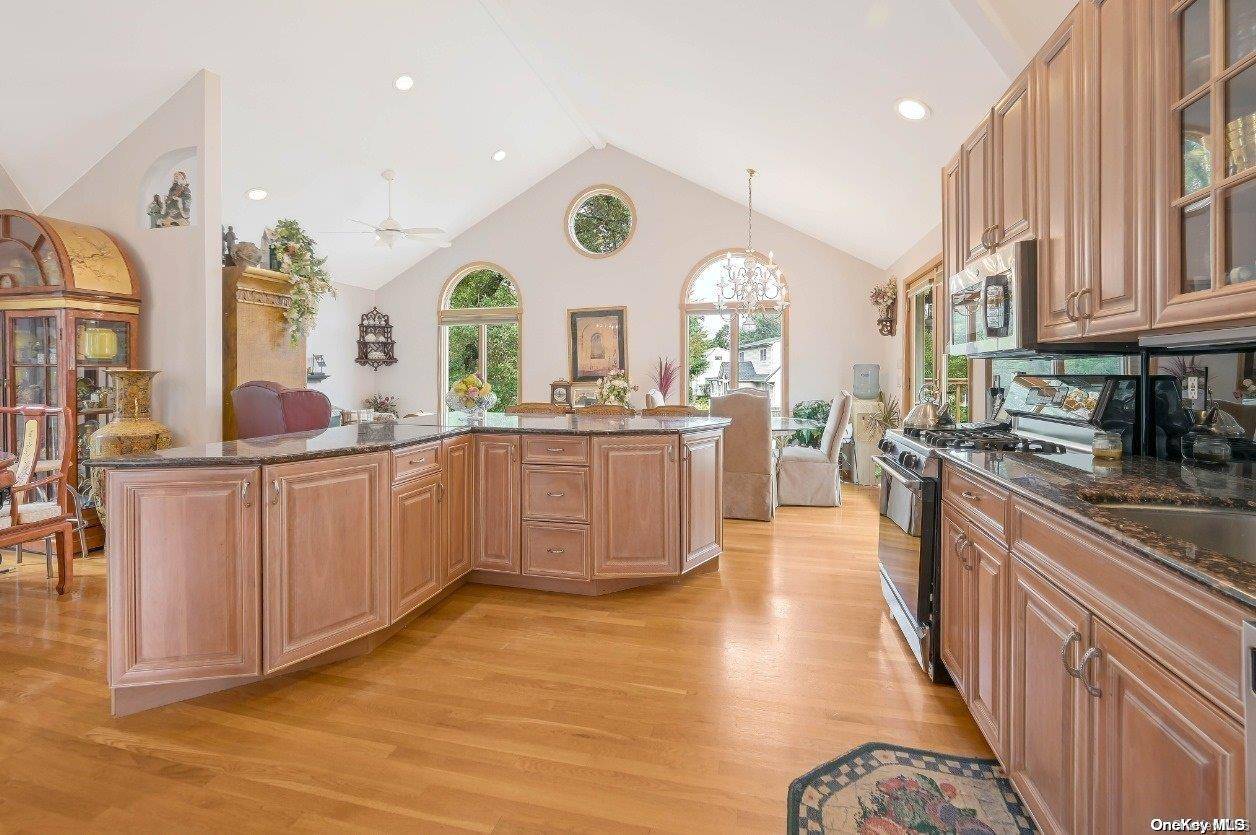 East Northport, NY 11731,25 Purdy AVE