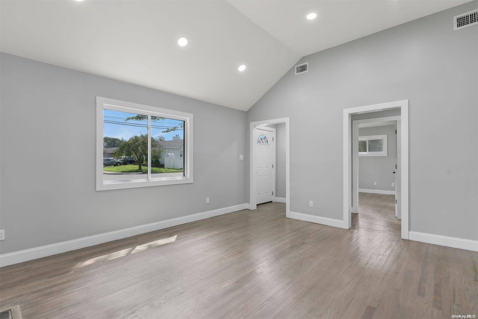 West Islip, NY 11795,746 Higbie LN
