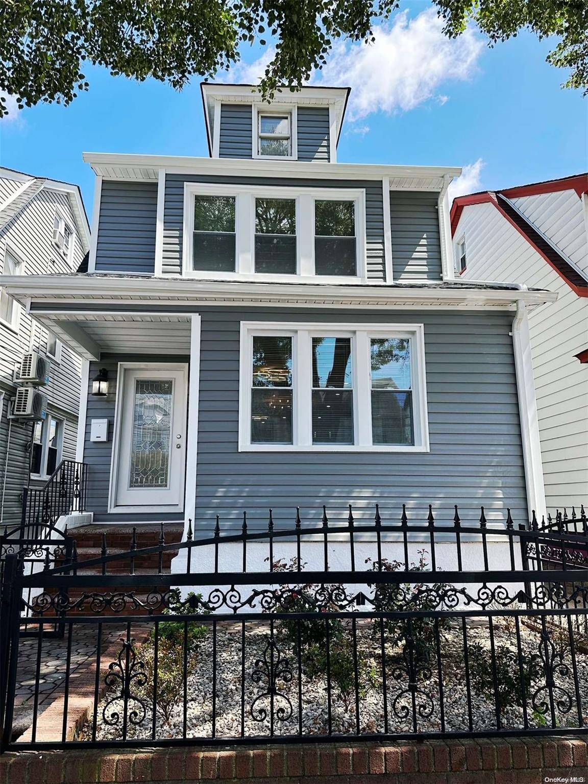 Hollis, NY 11423,93-55 204th ST