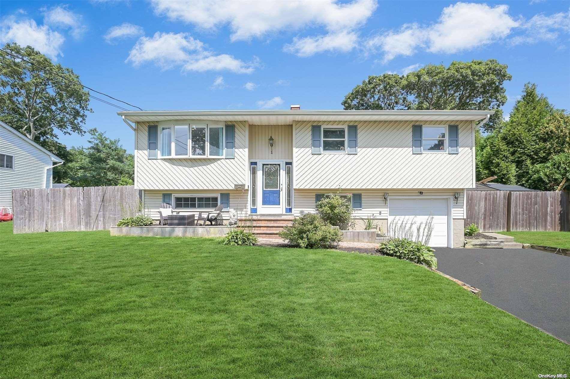 Ronkonkoma, NY 11779,1 Sarah CT