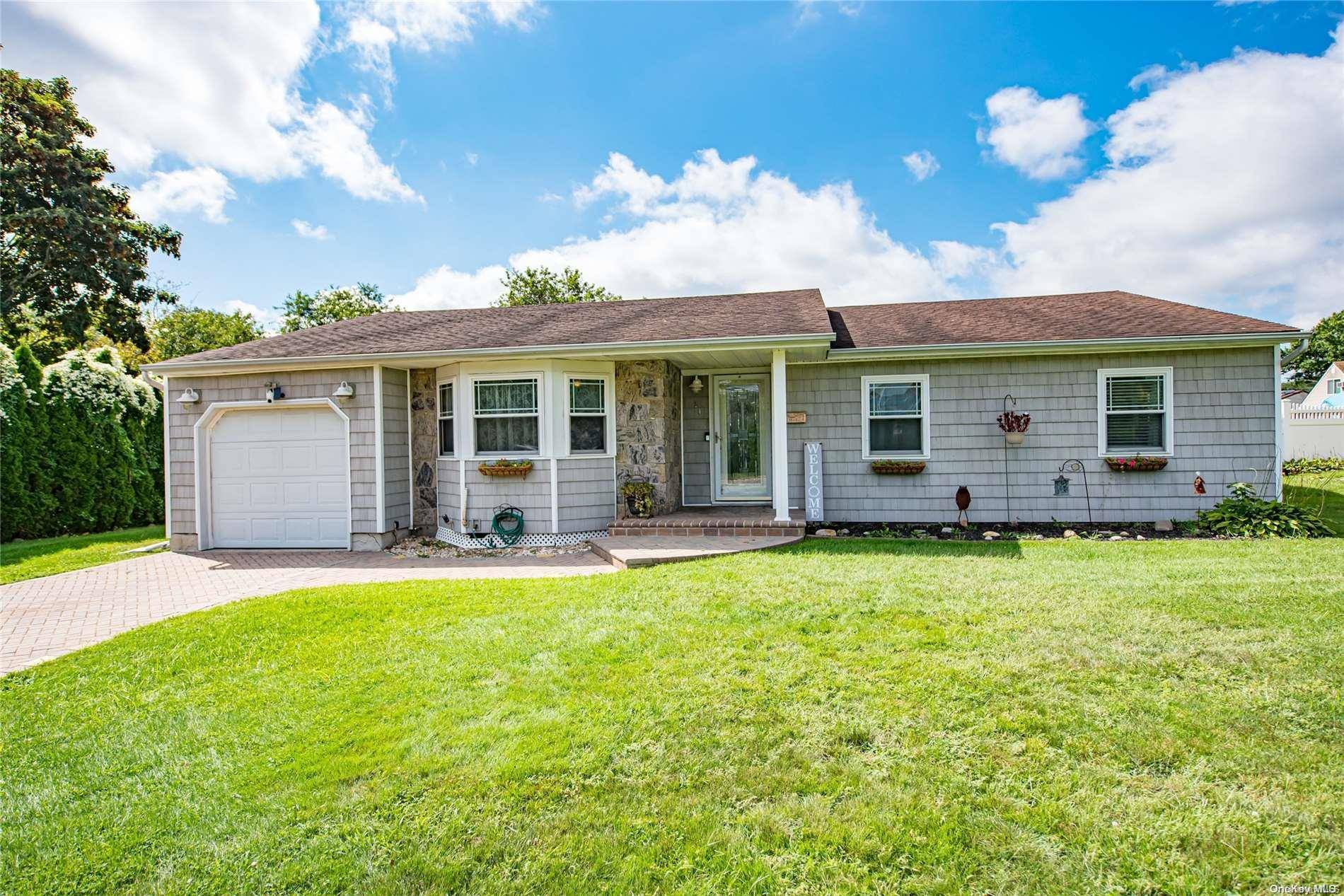 Bay Shore, NY 11706,24 Pembrooke CT