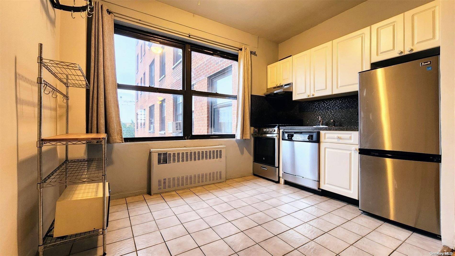 Rego Park, NY 11374,99-52 66th RD #5P