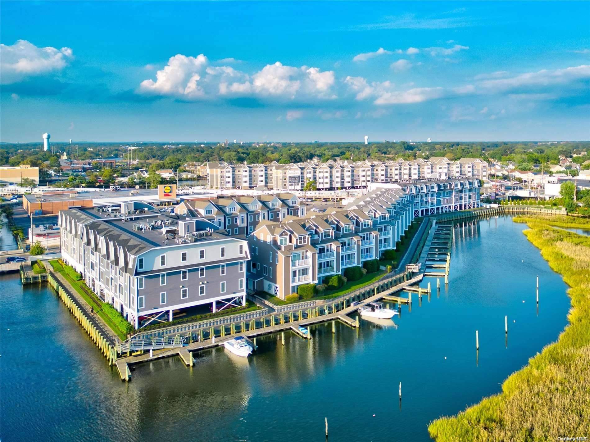 East Rockaway, NY 11518,111 Marina Pointe DR #111