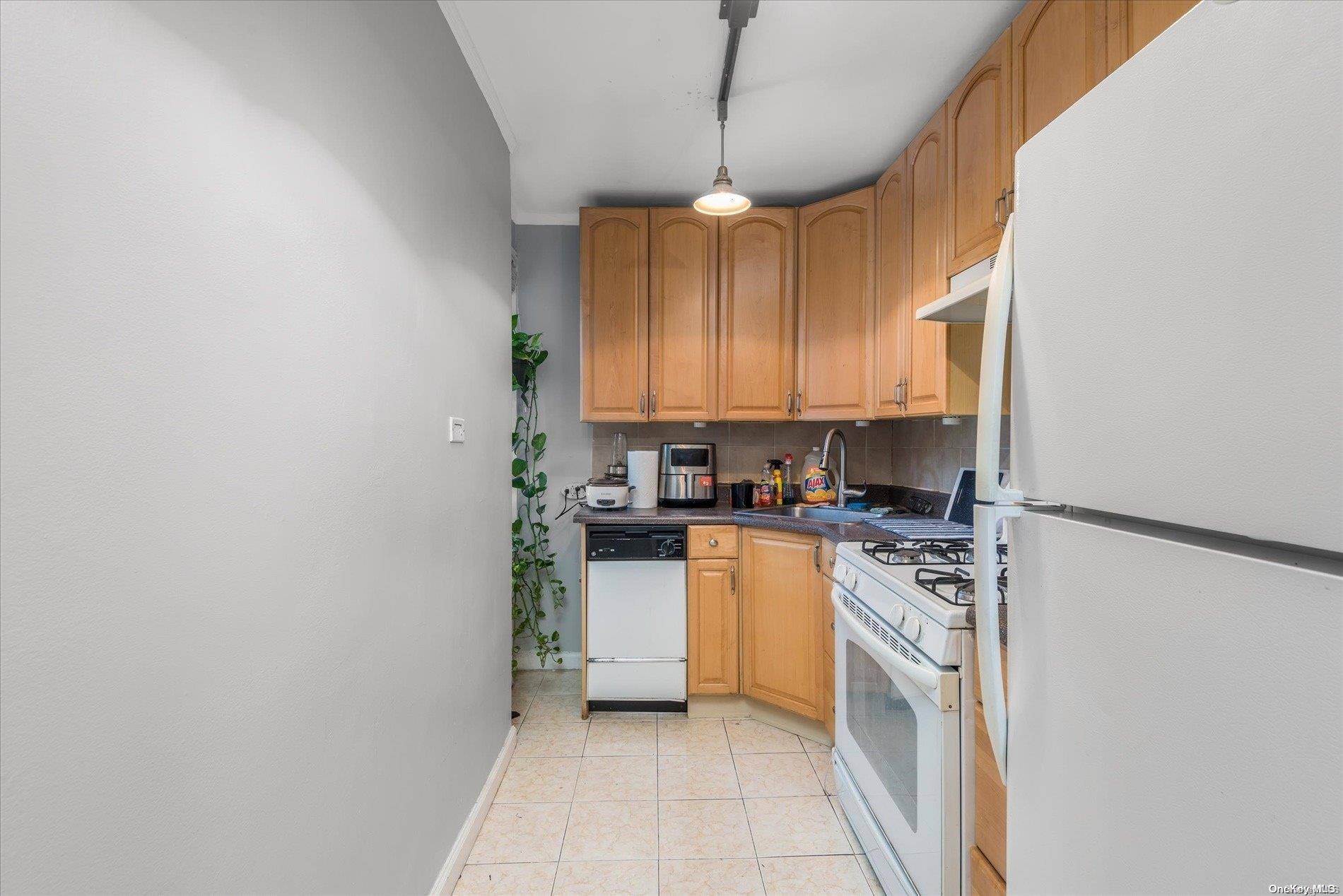 Jackson Heights, NY 11372,34-20 78th ST #2J