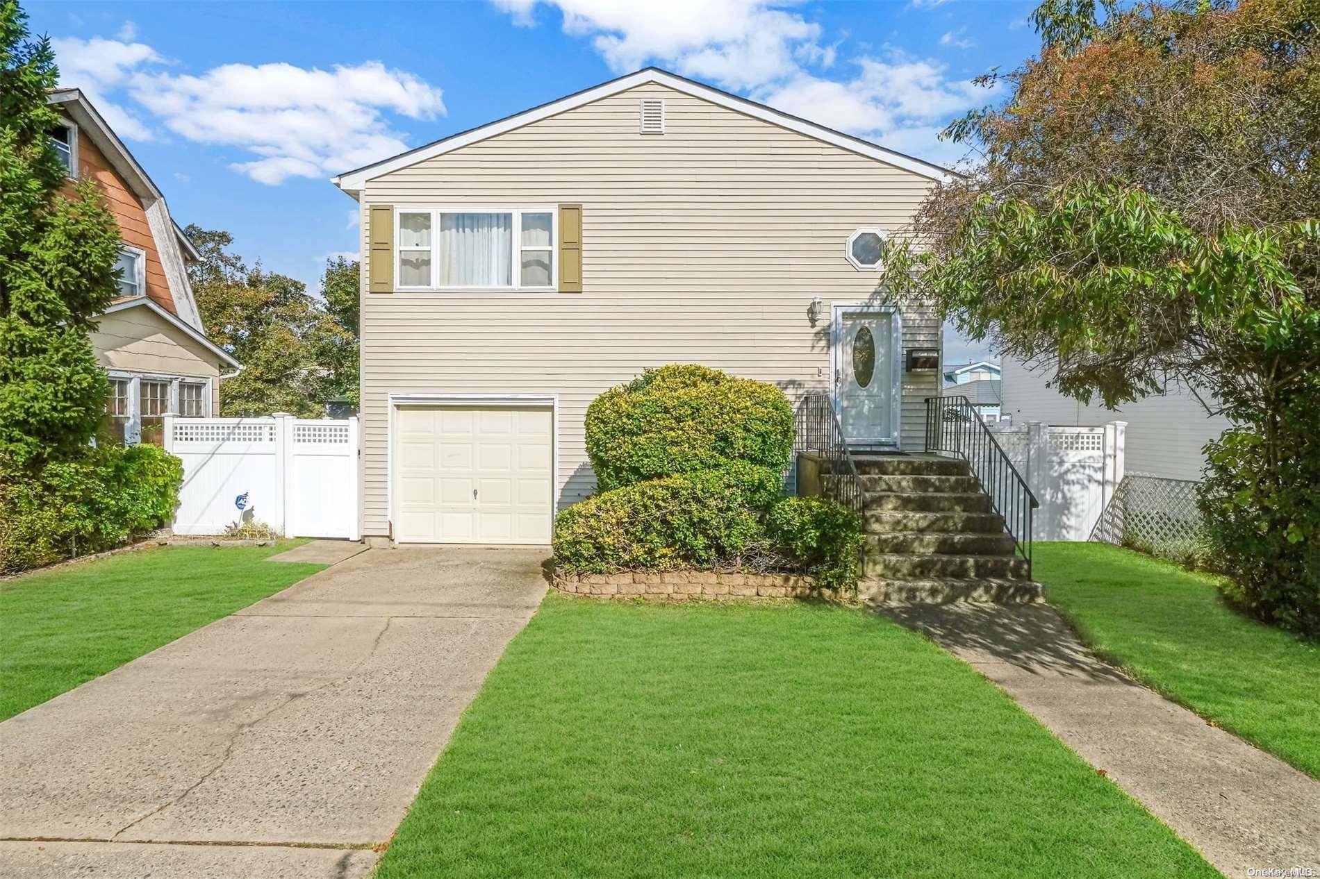 Freeport, NY 11520,137 Woodside AVE