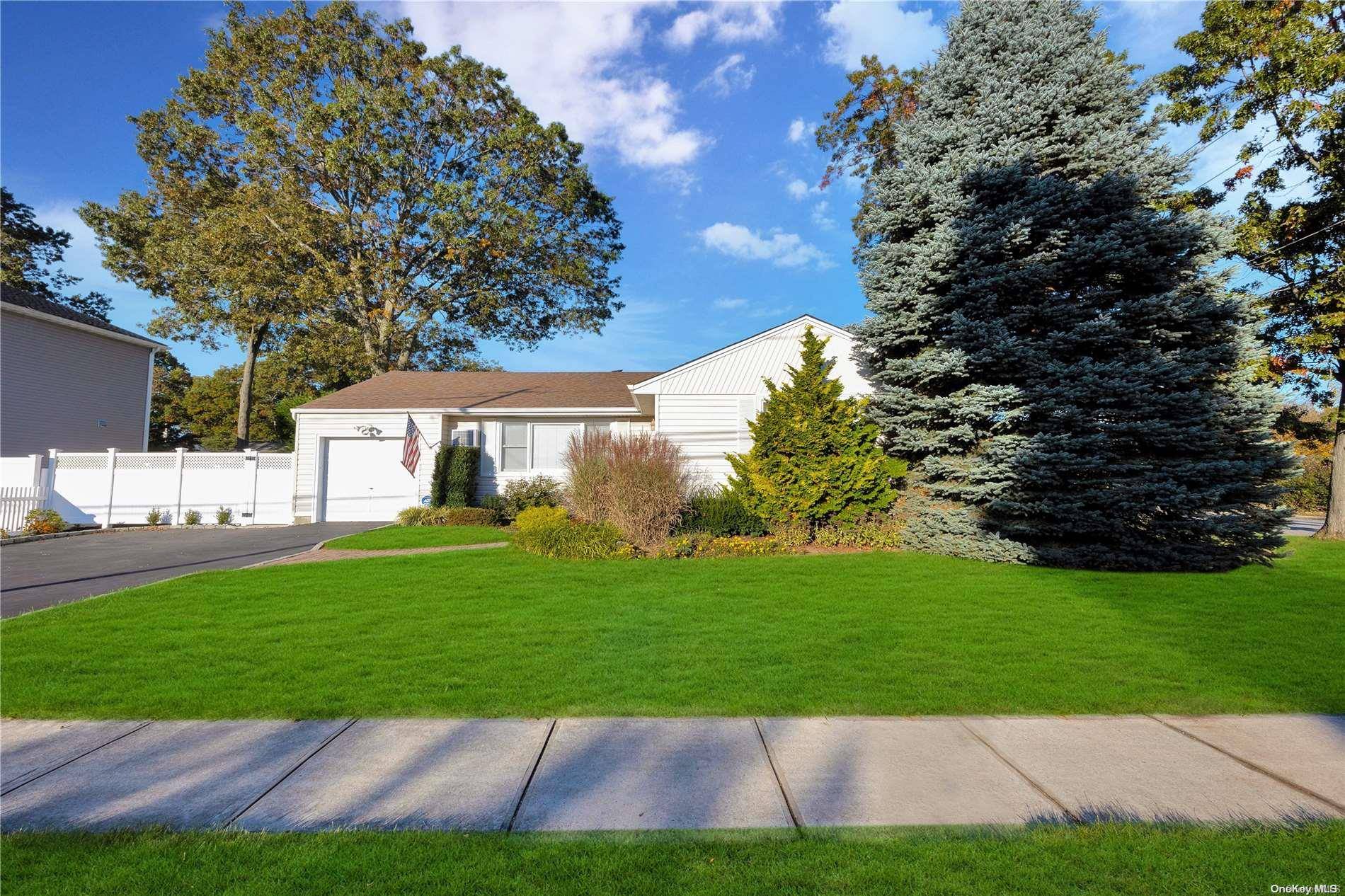 Massapequa Park, NY 11762,74 Second AVE