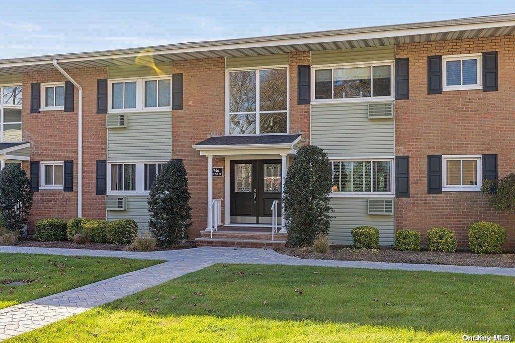 North Babylon, NY 11703,746 Deer Park AVE #6A