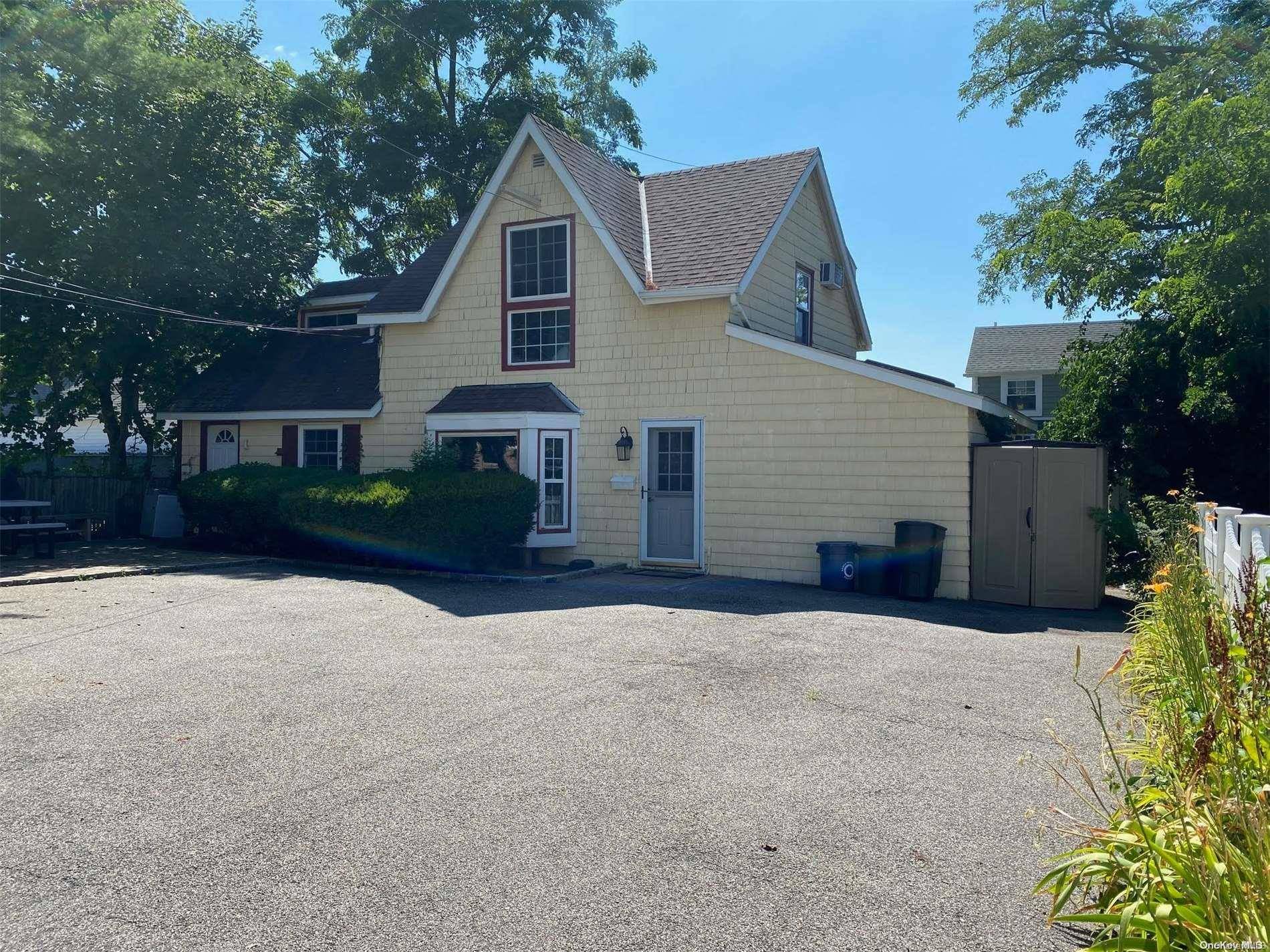 Port Washington, NY 11050,18 Carlton AVE