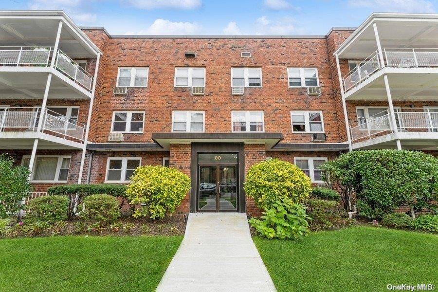 Great Neck, NY 11021,20 Hillpark AVE #1A