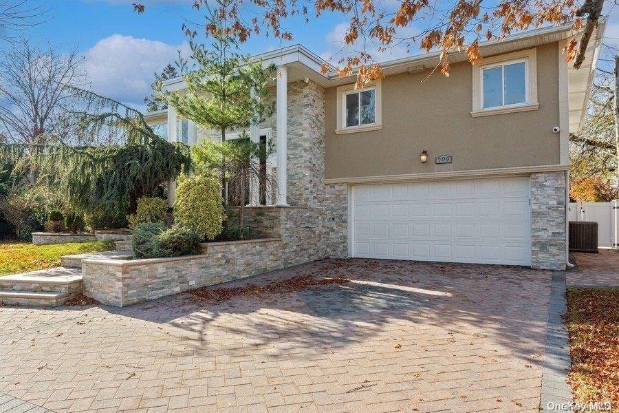 North Woodmere, NY 11581,709 Turf RD