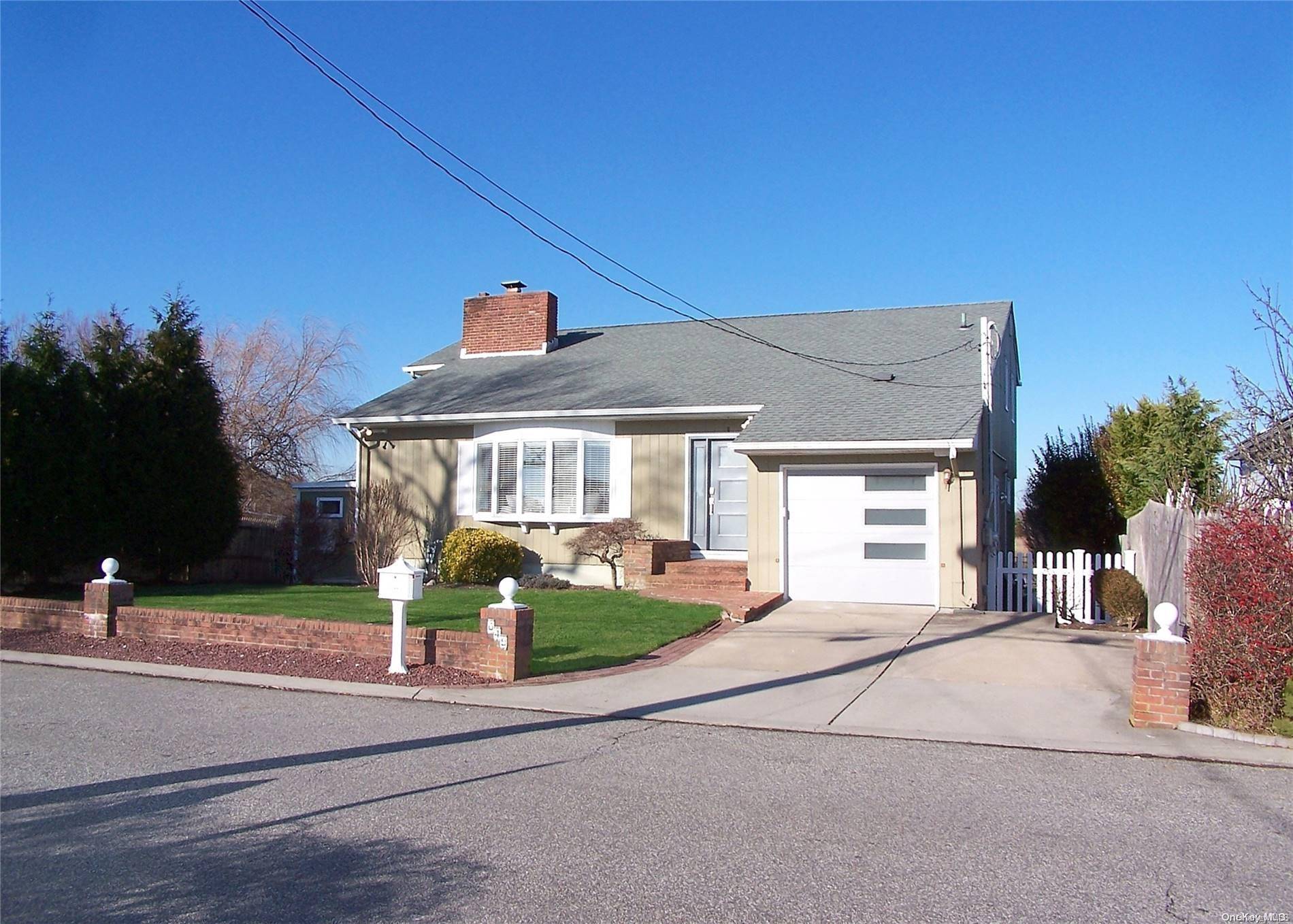 Oakdale, NY 11769,649 Edgewater RD