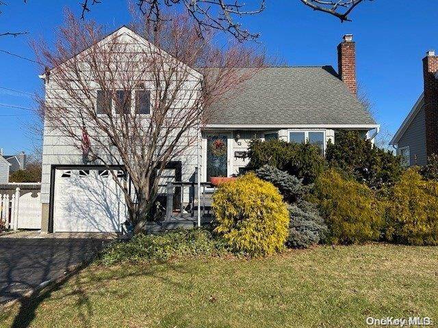 Massapequa Park, NY 11762,13 Northgate RD