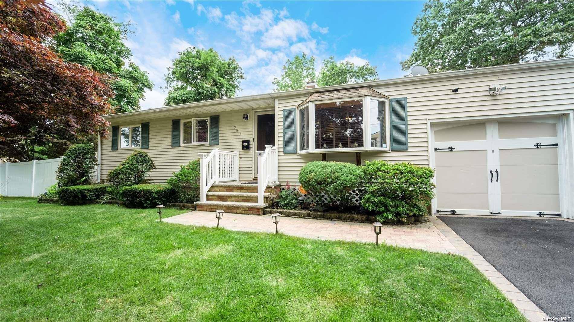 Brentwood, NY 11717,780 Commack RD