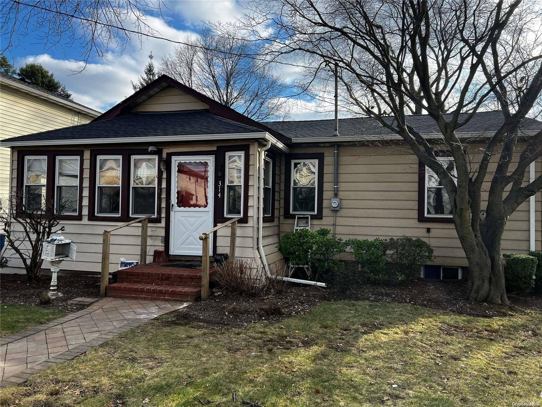 Carle Place, NY 11514,314 Mallard RD