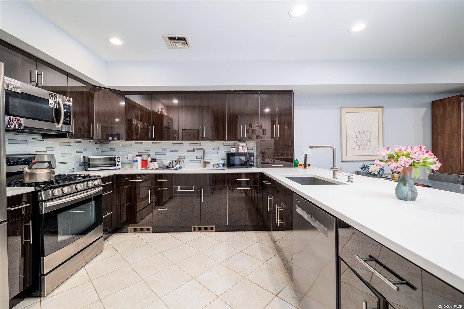Lawrence, NY 11559,275 Central AVE #8