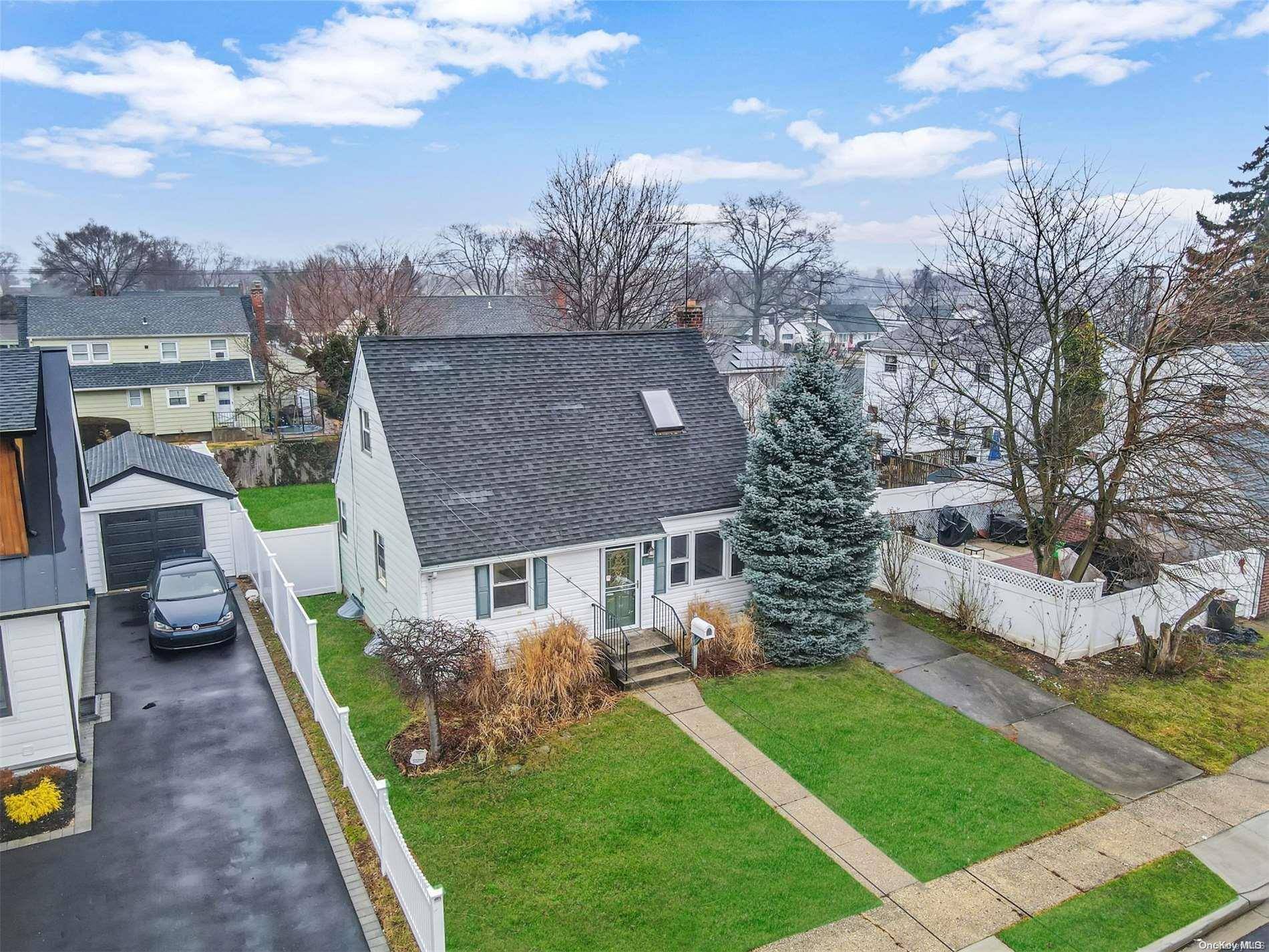 Westbury, NY 11590,990 Mirabelle AVE