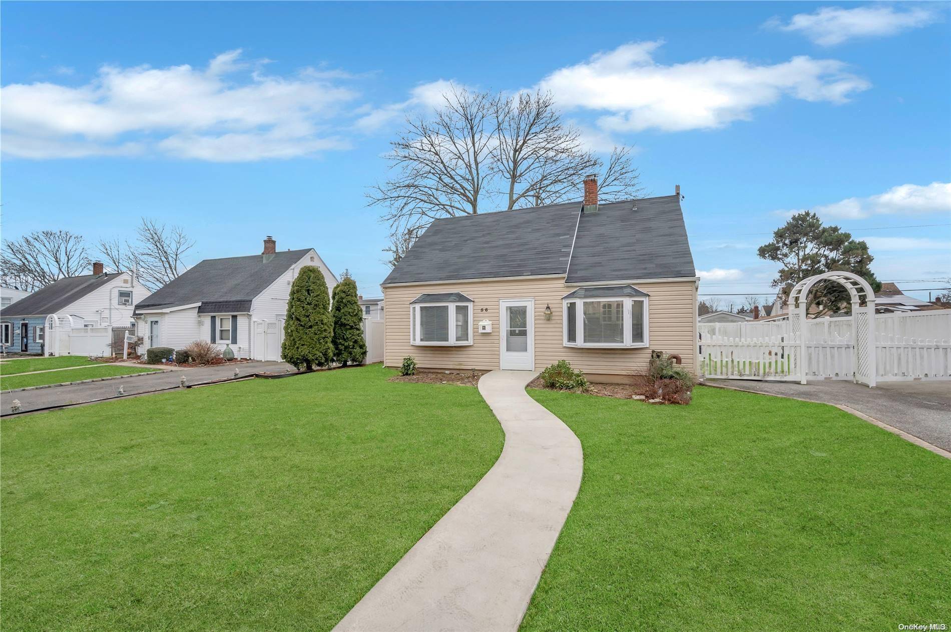 Levittown, NY 11756,56 Bluegrass LN